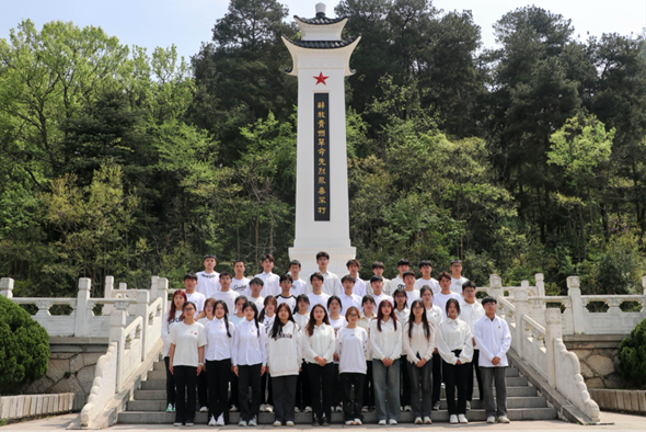 致敬 ·缅怀 ·奋进 太阳成tyc7111cc开展清明祭扫活动-图片2.png